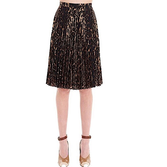 BURBERRY Pleated Midi Skirt With Leopard Print Motif In Black - Picture 7 of 16